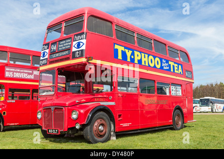 Klassische rote Routemaster Doppeldeckerbus am Display des Erbes Fahrzeuge Stockfoto