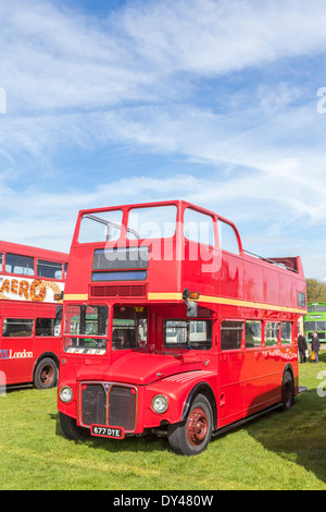 Klassische rote Routemaster Doppeldeckerbus am Display des Erbes Fahrzeuge Stockfoto