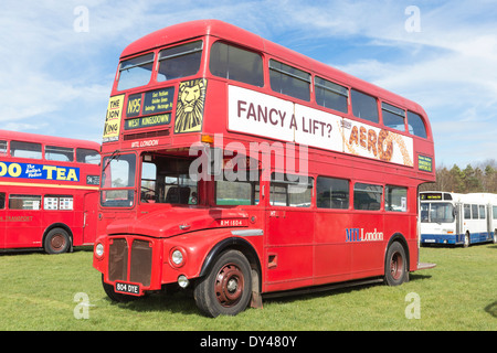 Klassische rote Routemaster Doppeldeckerbus am Display des Erbes Fahrzeuge Stockfoto