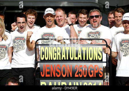 Bahrain, UK. 6. April 2014. Motorsport: FIA Formel 1 Weltmeisterschaft 2014, Grand Prix von Bahrain, #22 Jenson Button (GBR, McLaren-Mercedes) feiert 250 GPS-Credit: Dpa picture-Alliance/Alamy Live News Stockfoto