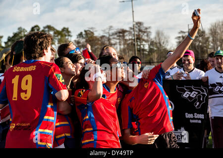 Mitglieder der University of Sydney Australien-Teams nehmen eine Selfie während der Eröffnungsfeier für den 7. jährlichen Quidditch World Cup 5. April 2014 in Myrtle Beach, South Carolina. Der Sport, erstellt aus den Harry-Potter-Romane ist eine Co-Ed-Kontakt-Sport mit Elementen aus Rugby, Basketball und Völkerball. Ein Quidditch-Team besteht aus sieben Athleten, die mit Besen zwischen den Beinen spielen zu jeder Zeit. Stockfoto