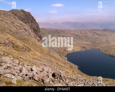 Pavey Arche Berg mit scheut Tarn unten, wie gesehen von Harrison Stickle Langdale Pikes, Great Langdale, Cumbria, England, UK Stockfoto