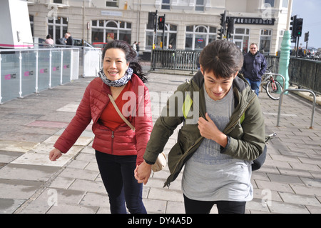 Asiatische vietnamesische Mutter und Sohn gehen in den Wind in Brighton, UK Stockfoto