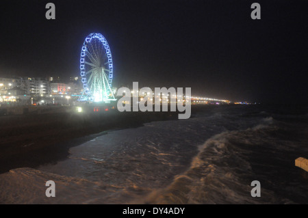 Das Brighton Rad nachts am Strand von Brighton, Südengland. Stockfoto