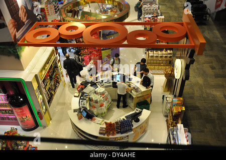 Einen duty free Shop in Changi Airport terminal 2, Singapur Stockfoto