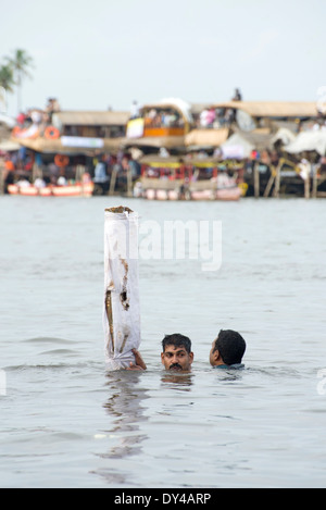 Zwei Männer genießen ein Bad während der Nehru Trophäe Boat Race 2013 Stockfoto