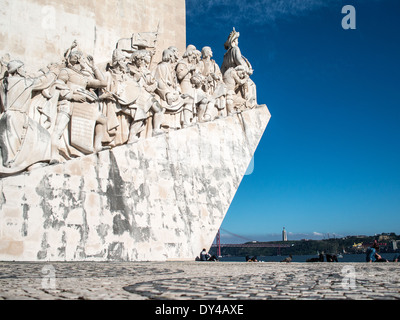 Touristen, die Ruhe durch den Fluss Tejo und das Denkmal der Entdeckungen in Belem, Lissabon Stockfoto