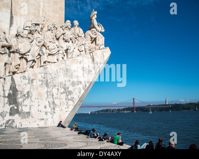 Touristen, die Ruhe durch den Fluss Tejo und das Denkmal der Entdeckungen in Belem, Lissabon Stockfoto