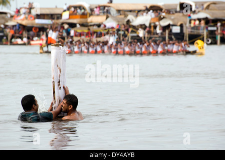 Zwei Männer genießen ein Bad während der Nehru Trophäe Boat Race 2013 Stockfoto