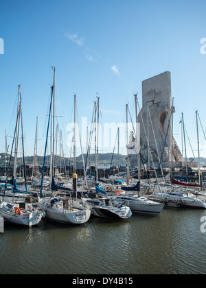 Belem Jachthafen mit Entdeckungen Monument im Hintergrund Stockfoto