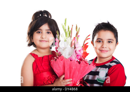 Indische Kinder paar Bouquet präsentiert Stockfoto