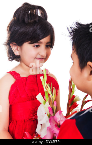 Indische Kinder paar Bouquet präsentiert Stockfoto