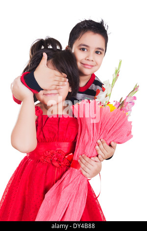 Indische Kinder paar Bouquet präsentiert Stockfoto