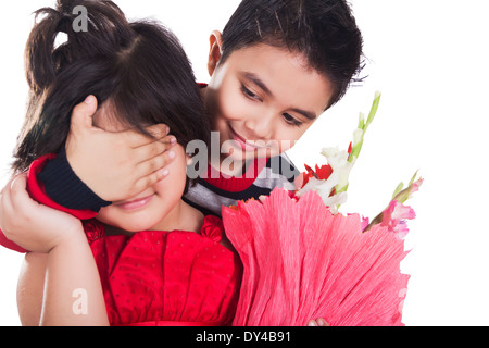 Indische Kinder paar Bouquet präsentiert Stockfoto