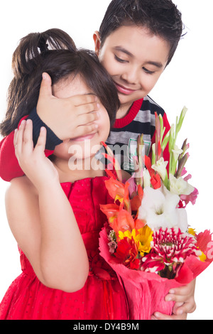 Indische Kinder paar Bouquet präsentiert Stockfoto