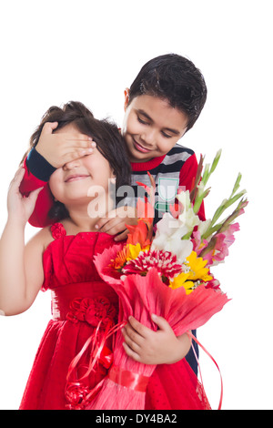 Indische Kinder paar Bouquet präsentiert Stockfoto