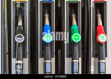 Vier Düsen auf einer Tankstelle in Österreich, Europa bietet Diesel und Super Benzin Stockfoto