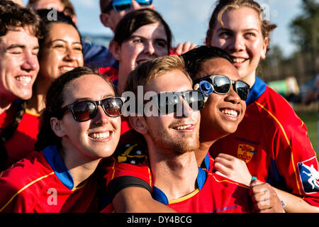 Mitglieder der University of Sydney Australien-Teams nehmen eine Selfie während der Eröffnungsfeier für den 7. jährlichen Quidditch World Cup 5. April 2014 in Myrtle Beach, South Carolina. Der Sport, erstellt aus den Harry-Potter-Romane ist eine Co-Ed-Kontakt-Sport mit Elementen aus Rugby, Basketball und Völkerball. Ein Quidditch-Team besteht aus sieben Athleten, die mit Besen zwischen den Beinen spielen zu jeder Zeit. Stockfoto