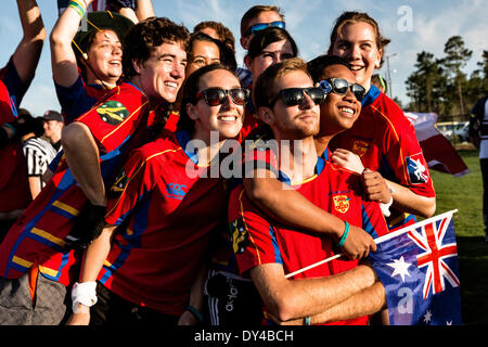 Mitglieder der University of Sydney Australien-Teams nehmen eine Selfie während der Eröffnungsfeier für den 7. jährlichen Quidditch World Cup 5. April 2014 in Myrtle Beach, South Carolina. Der Sport, erstellt aus den Harry-Potter-Romane ist eine Co-Ed-Kontakt-Sport mit Elementen aus Rugby, Basketball und Völkerball. Ein Quidditch-Team besteht aus sieben Athleten, die mit Besen zwischen den Beinen spielen zu jeder Zeit. Stockfoto