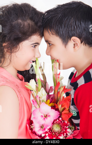 Indische Kinder paar Bouquet präsentiert Stockfoto