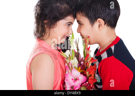 Indische Kinder paar Bouquet präsentiert Stockfoto