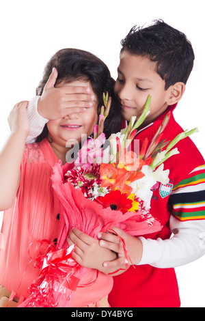 Indische Kinder paar Bouquet präsentiert Stockfoto