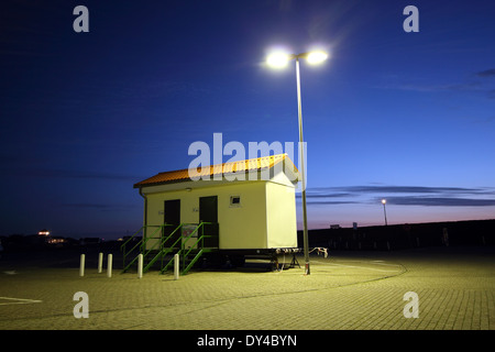 öffentliche Toilette auf einem Anhänger in der Nacht Stockfoto