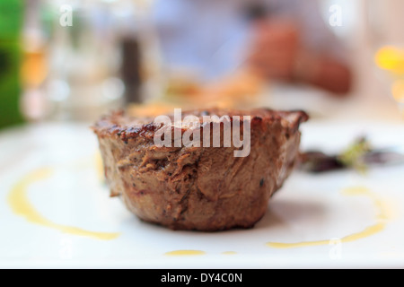 Rindersteak mit Kartoffelgratin auf einem Teller Stockfoto