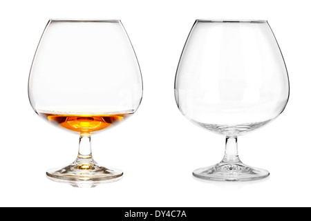 Zwei Schnaps-Gläser (leer und mit Alkohol) isoliert auf weißem Hintergrund Stockfoto