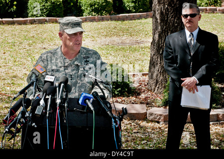 US-Armee Generalleutnant Mark Milley, Kommandant von Fort Hood, hält ein Media-Update auf die Dreharbeiten, die 5. April 2014 in Fort Hood, Texas drei Menschen ums Leben. Stockfoto