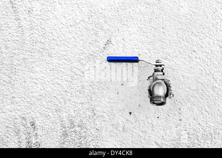 Wasserhahn mit Tippen auf Wand Stockfoto