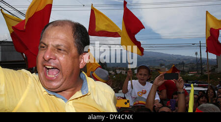 San Jose, Costa Rica. 6. April 2014. Luis Guillermo Solis, Präsidentschaftskandidat der Partei der Bürger-Aktion "Wellenlinien" an seine Anhänger nach Abgabe seiner Stimme in San Jose, Costa Rica, am 6. April 2014. Präsidentschaftswahl in Costa Rica trat am Sonntag in eine zweite Runde. Bildnachweis: Kent Gilbert/Xinhua/Alamy Live-Nachrichten Stockfoto