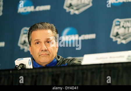 City, Florida, USA. 6. April 2014. OCTAVIO JONES | Zeiten. Universität von Kentucky Wildcats Cheftrainer John Calipari nimmt Fragen von Reportern während einer Pressekonferenz im AT&T Stadium in Arlington, Texas am Sonntag, 6. April 2014. Kentucky wird am Montag der University of Connecticut in der NCAA Division Meisterschaft stellen. Bildnachweis: Octavio Jones/Tampa Bucht Times/ZUMAPRESS.com/Alamy Live-Nachrichten Stockfoto