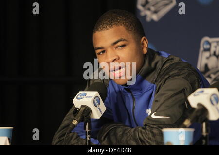 City, Florida, USA. 6. April 2014. OCTAVIO JONES | Zeiten. Universität von Kentucky Wildcats vorwärts Aaron Harrison nimmt Fragen während einer Pressekonferenz im AT&T Stadium in Arlington, Texas am Sonntag, 6. April 2014. Kentucky wird am Montag der University of Connecticut in der NCAA Division Meisterschaft stellen. Bildnachweis: Octavio Jones/Tampa Bucht Times/ZUMAPRESS.com/Alamy Live-Nachrichten Stockfoto