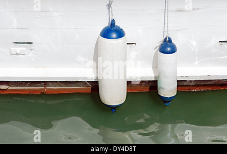 Stoßstangen auf Schiff zum Schutz Stockfoto