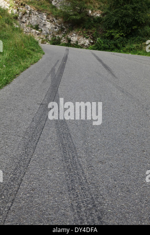 September 2013 - Reifenspuren links auf der Straße nach einem Autounfall in der Cheddar-Schlucht, Somerset. Stockfoto