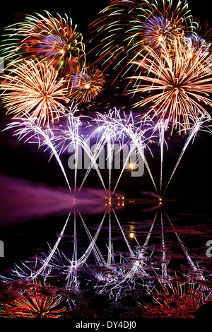 Streifen blau Feuerwerk spiegelt sich in einem trüben See Stockfoto