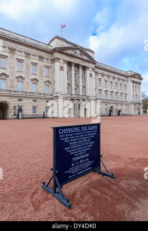Die Wachablösung am Buckingham Palace in London, Großbritannien Stockfoto