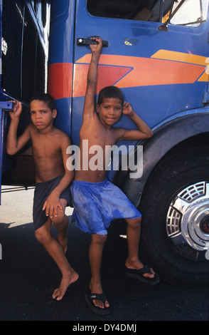 Kinder spielen auf der Straße auf LKW, Rio De Janeiro Stadtzentrum, Brasilien, Südamerika Stockfoto