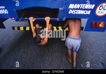 Kinder spielen auf der Straße auf LKW, Rio De Janeiro Stadtzentrum, Brasilien, Südamerika Stockfoto