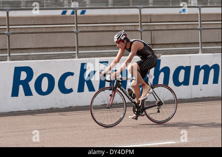 Übergang, immer bereit, entweder Start oder beenden das Fahrrad Bein in einem nationalen Triathlon-Duathlon-Radfahrer Stockfoto