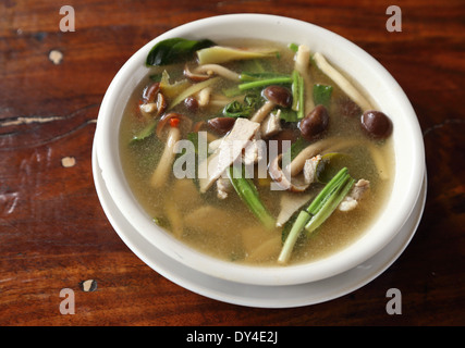 scharf-saure Suppe mit Schweinefleisch und Pilzen (Thai-Stil) Stockfoto