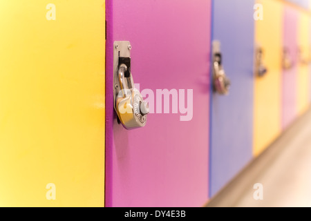 Bunte Schule Schließfächer in gelb, blau und lila Stockfoto