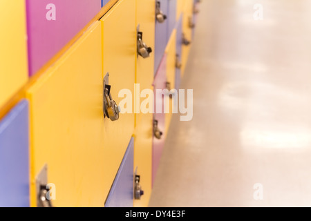 Bunte Schule Schließfächer in gelb, blau und lila Stockfoto