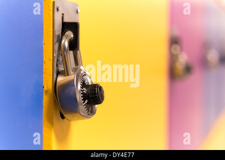 Bunte Schule Schließfächer in gelb, blau und lila Stockfoto