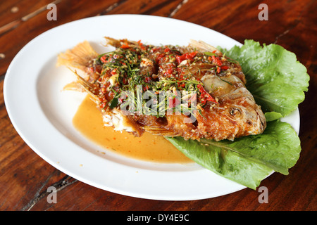 Fried Rubin Fisch mit süß, Sauer und hot Sauce auf Teller garniert Stockfoto