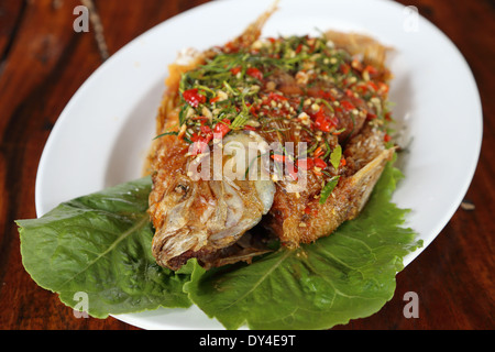 Fried Rubin Fisch mit süß, Sauer und hot Sauce auf Teller garniert Stockfoto