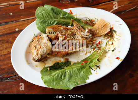 gegessen gebratene Ruby Fisch mit süß, Sauer und hot Sauce auf Teller garniert Stockfoto