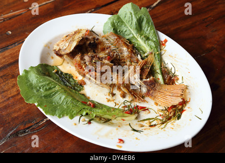 gegessen gebratene Ruby Fisch mit süß, Sauer und hot Sauce auf Teller garniert Stockfoto