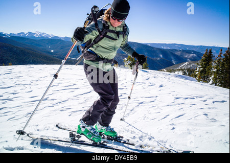 Weibliche Backcountry Skifahrer betreten alpine Touren-Skibindung auf hoher Alpenpass Stockfoto